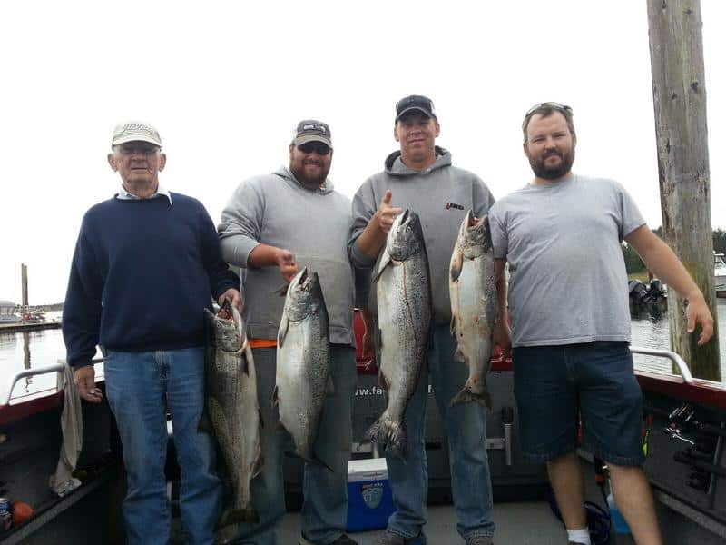 willamettevalleyoutfitters with a Columbia River Chinook caught on